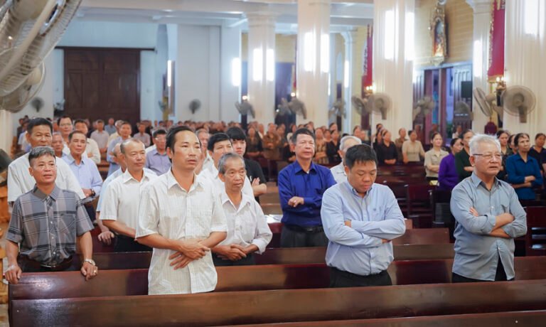 Cha Mark A. Lewis, SJ – Giám đốc Đại học Giáo hoàng Gregoriana thăm giáo xứ Kiên Lao