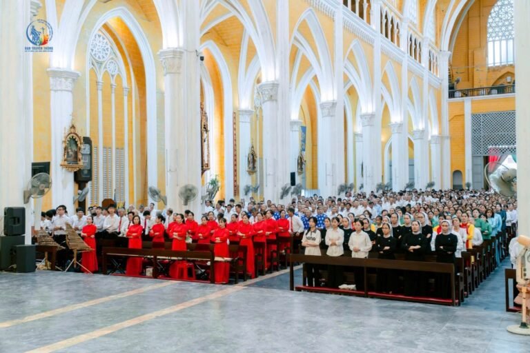 Giáo xứ Hải Nhuận hành hương Phú Nhai