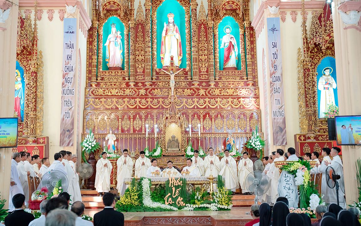 Read more about the article Tân linh mục Giuse Hoàng Văn Yên dâng lễ tạ ơn