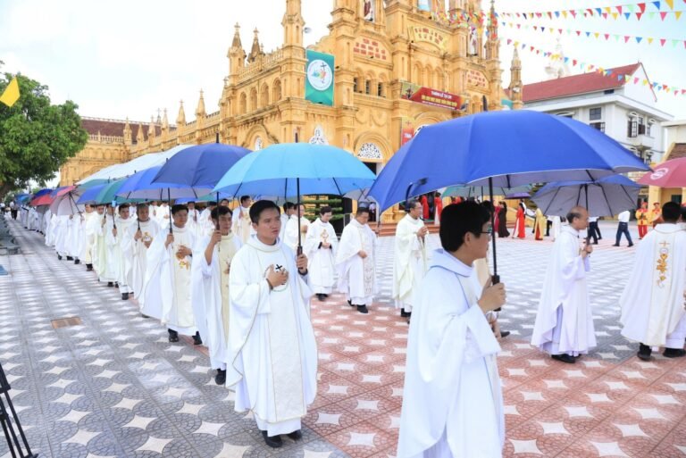 Cha mới Giuse Trần Công Tuyền tạ ơn thánh chức