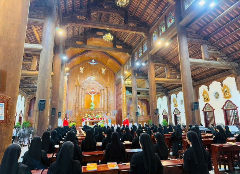 Read more about the article Dòng Mến Thánh Giá Kiên Lao chầu Thánh Thể