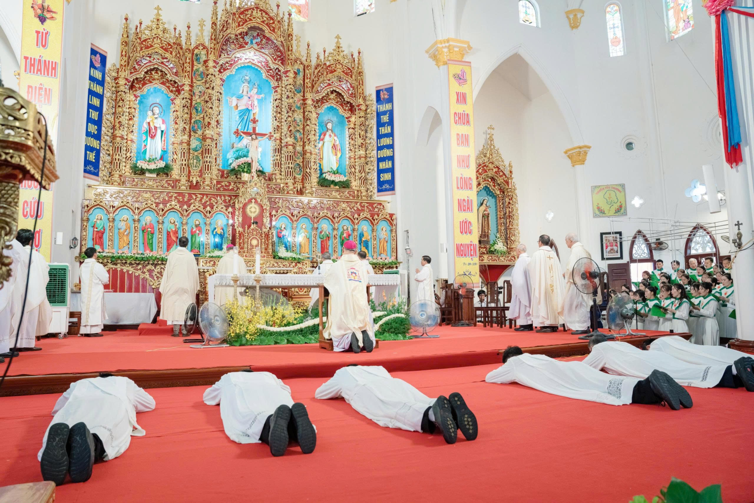Read more about the article Biến cố lễ truyền chức: hy vọng mang lại niềm vui