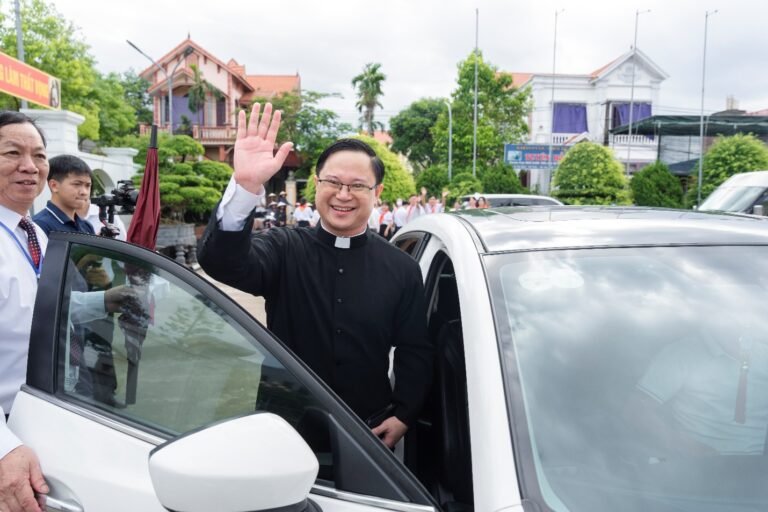 Trung Hòa, niềm hân hoan được đón Cha xứ tiên khởi