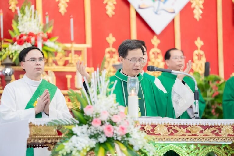 Giáo xứ Rạng Đông chầu thay giáo phận