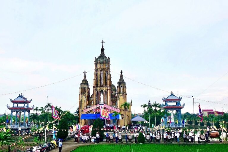 Họ Bùi Chu, xứ Vinh Phú mừng lễ Mẹ Sầu Bi