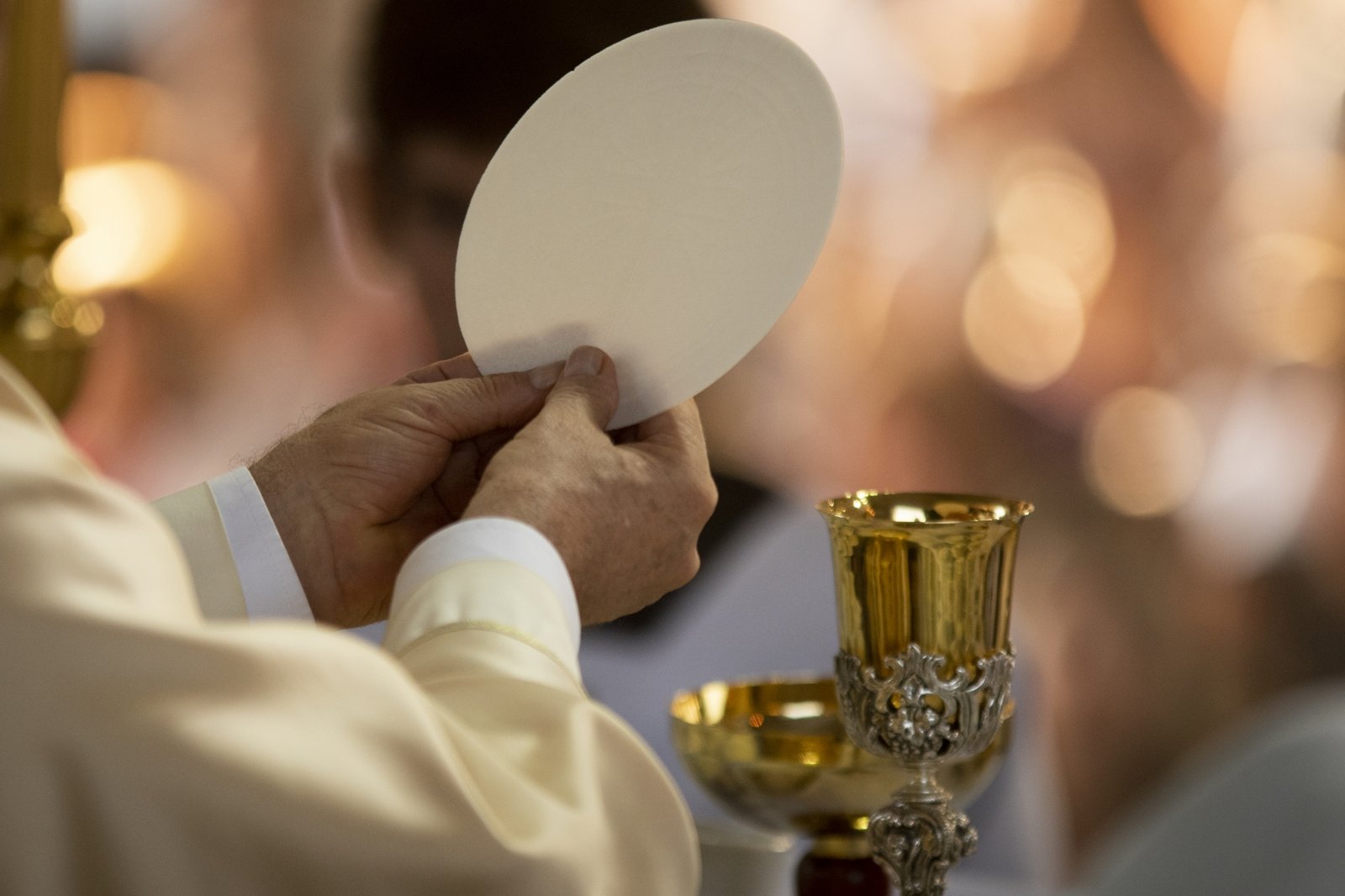 Read more about the article Thông báo về cử hành phụng vụ vào chiều 01/11 và 02/11/2025