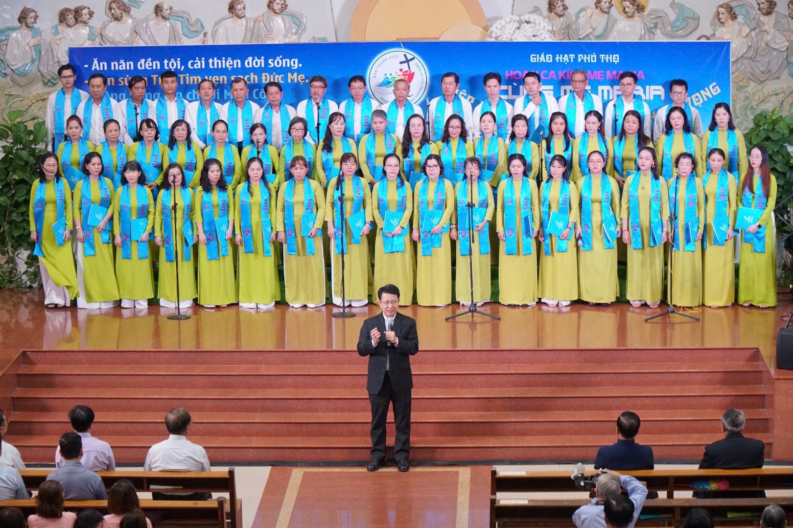 Read more about the article Đêm Thánh ca “Cùng Mẹ Maria hiệp hành trong Năm Thánh Hy Vọng”