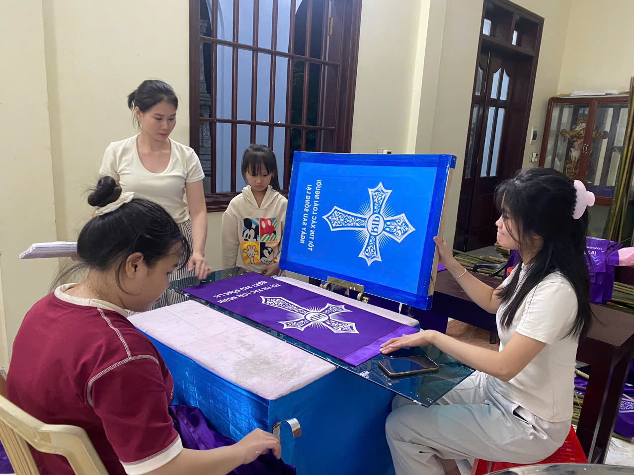 Read more about the article Giáo lý viên Thánh Danh làm xưởng in cờ thánh địa