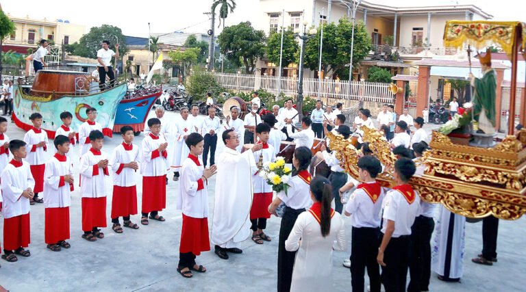 Thiếu nhi Gx. Minh Đường mừng quan thầy
