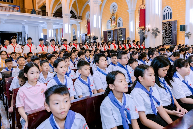 Read more about the article Kiên Lao: Giáo Lý viên mừng Đức Mẹ Fatima