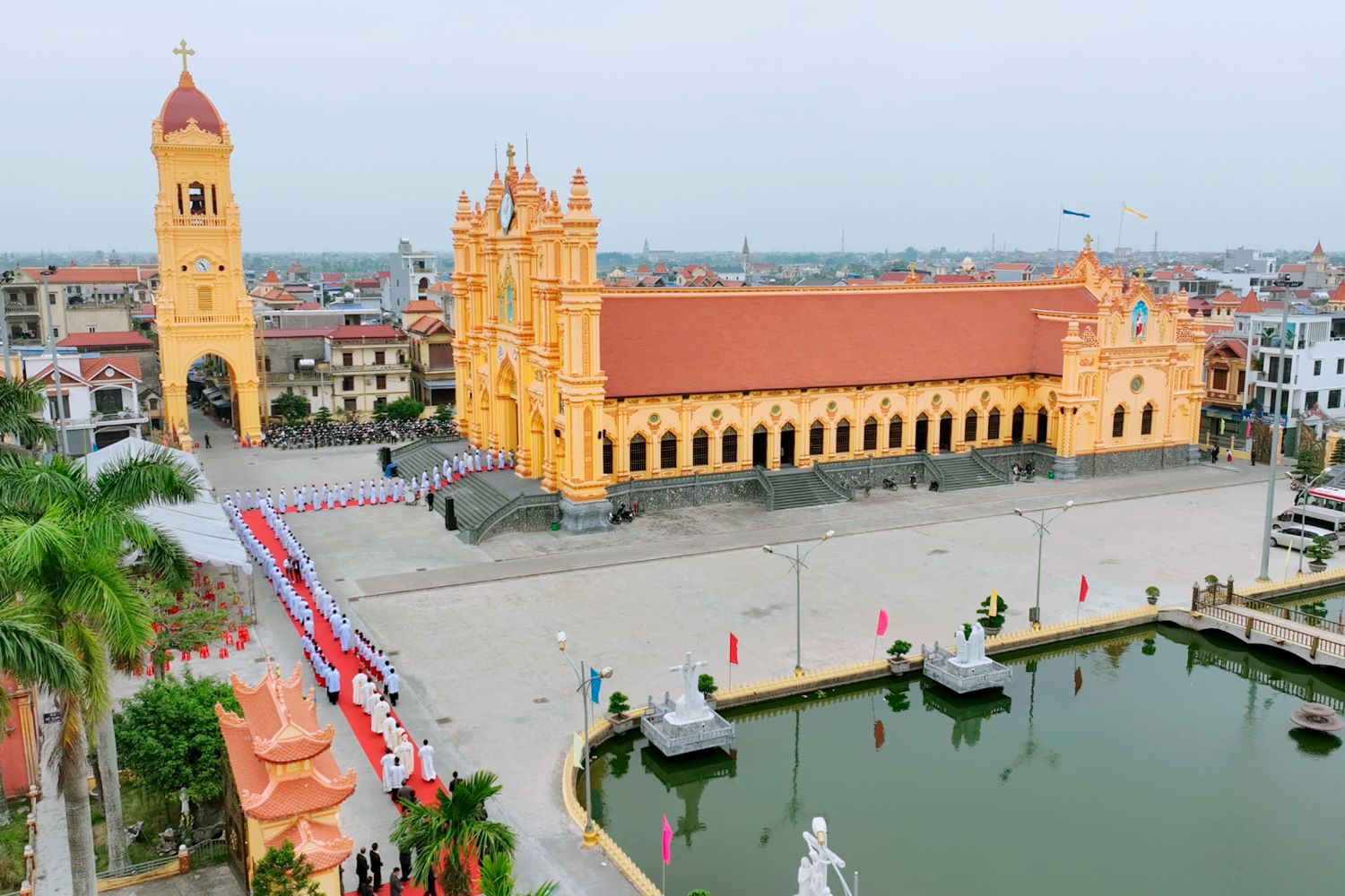 Read more about the article Ban Phụng tự hành hương Đền thánh Mẹ Thiên Chúa