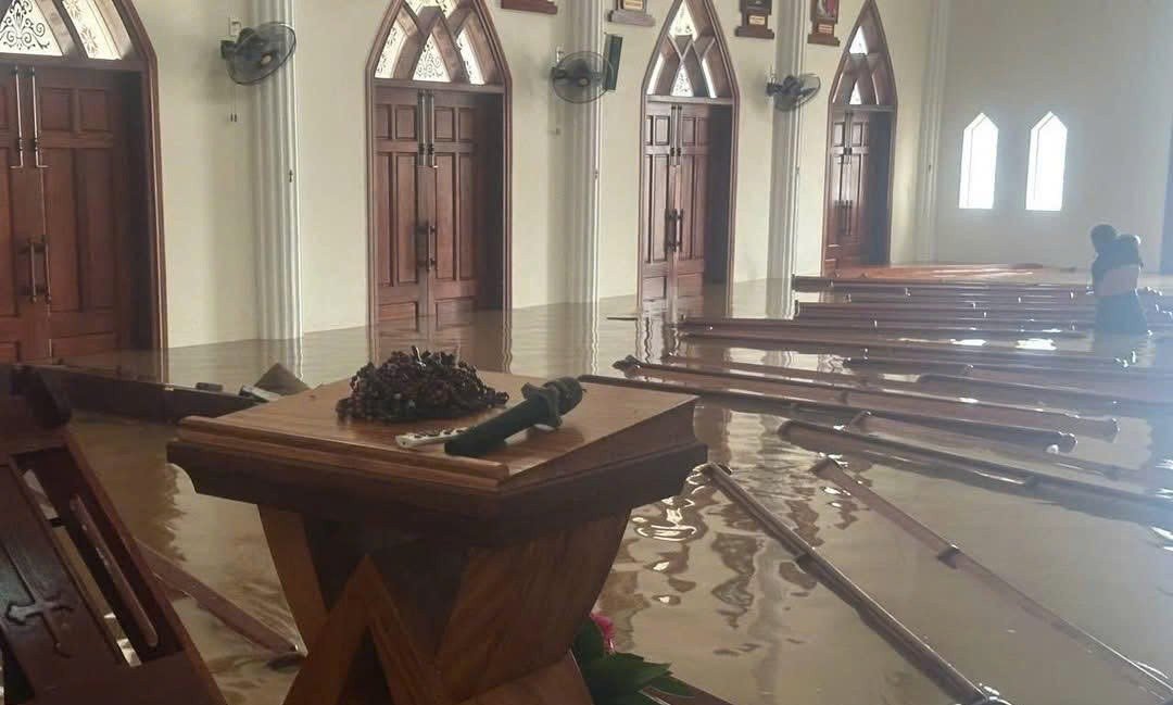 Read more about the article Mưa lớn kéo dài gây ngập nặng tại nhiều giáo xứ trong Giáo phận Qui Nhơn