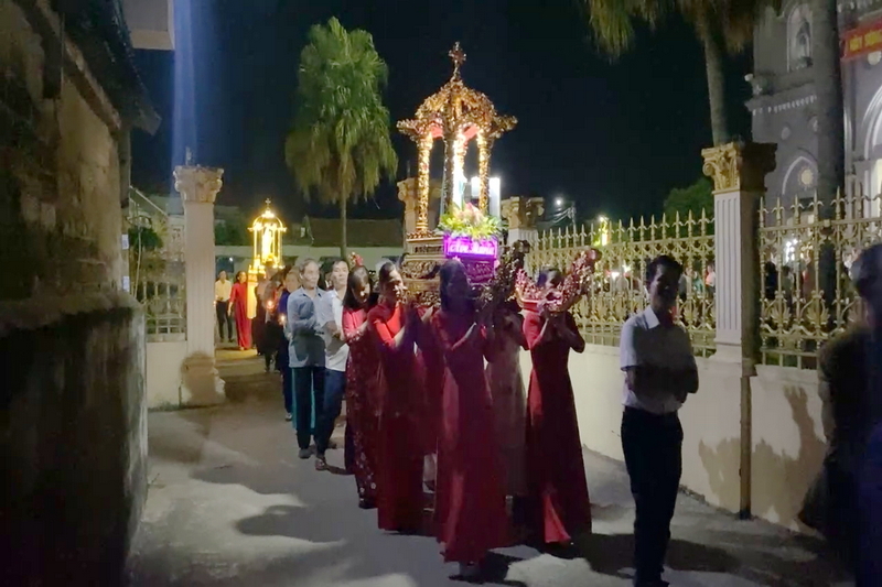 Read more about the article Gx. Trực Chính kiệu Đức Mẹ Mân Côi và ngắm Rosa