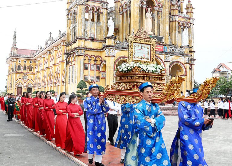 Lạc Nam đón nhận sắc phong lên Giáo xứ