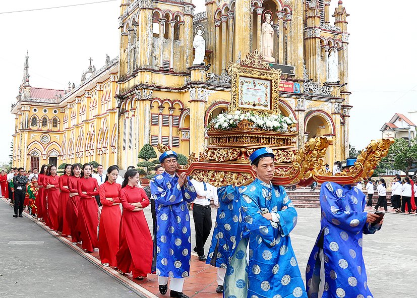 Read more about the article Lạc Nam đón nhận sắc phong lên Giáo xứ