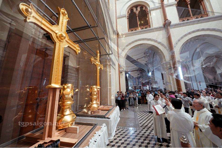 Read more about the article Phóng Sự: Hành Trình Hai Thánh Giá Mới Của Nhà Thờ Đức Bà