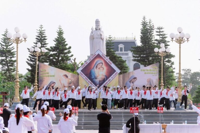 700 GLV hạt Tứ Trùng hành hương mừng Bổn mạng