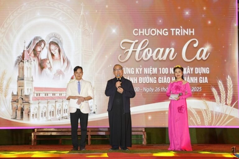 Gh. Thánh Gia mừng 100 xây dựng thánh đường