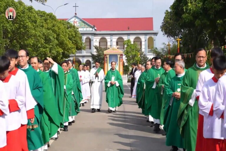 Ngày chầu thánh thể cận tết tại giáo xứ Cổ Ra