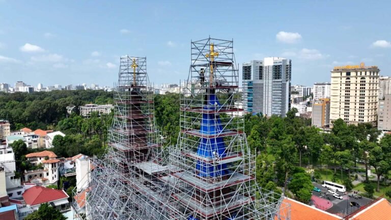 Đặt hai Thánh giá lên đỉnh tháp kẽm Nhà thờ Chính tòa Đức Bà Sài Gòn (19-3-2026)