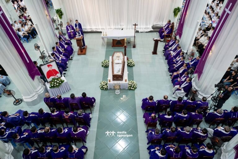 Linh mục Liên giáo hạt đồng tế Thánh lễ cầu nguyện cho Đức cố Hồng Y Gioan Baotixita Phạm Minh Mẫn
