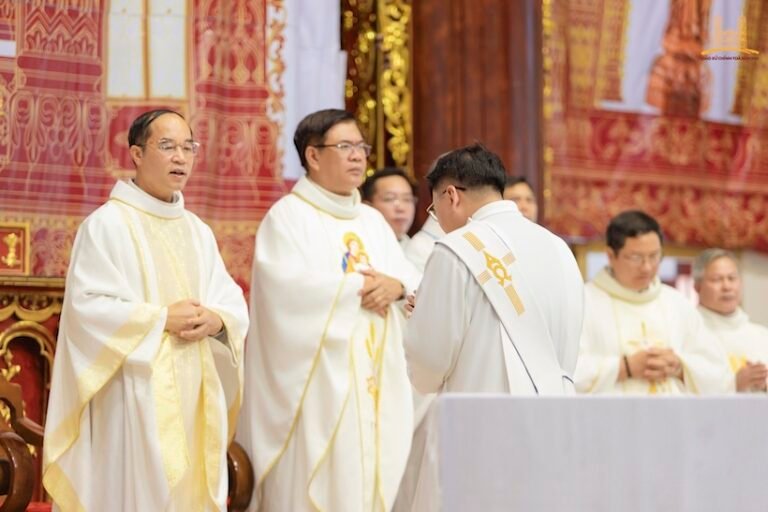 Giáo hạt Báo Đáp mừng công nhà thờ Chính Toà