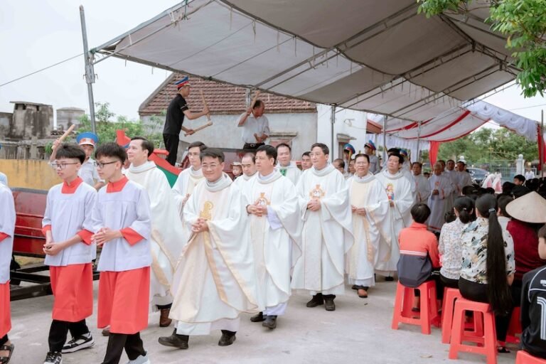 Tấm bánh phục sinh bên dòng sông Đáy