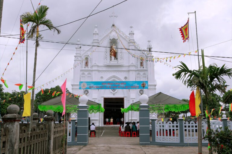 Cha JB. Nguyễn Văn Chương dâng lễ mở tay