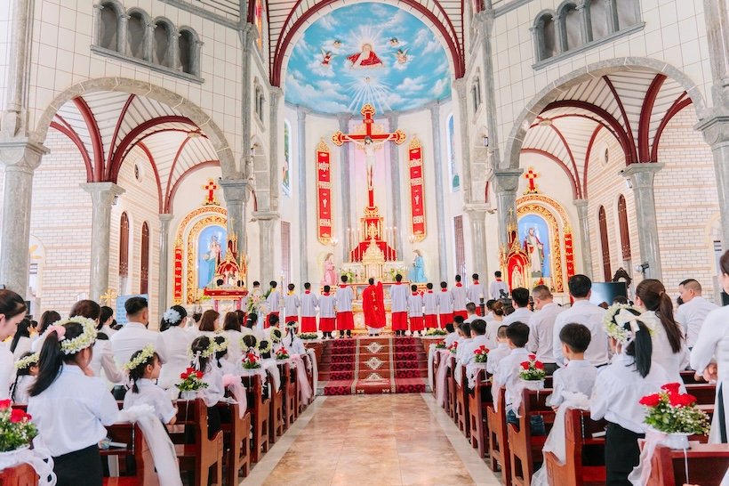 Read more about the article Hồng ân Thánh Thể trong ngày Chúa Thánh Thần hiện xuống