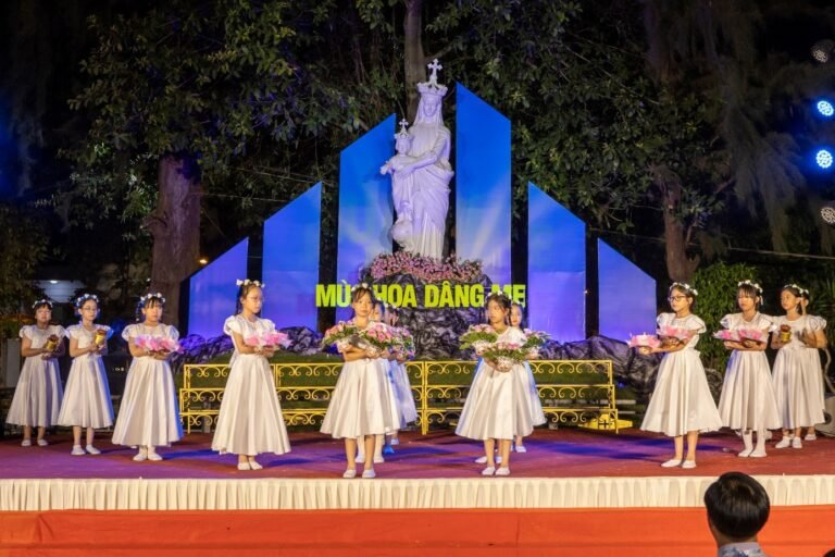 Giáo hạt Phú Thọ: Thiếu nhi dâng hoa tôn vinh Mẹ Maria