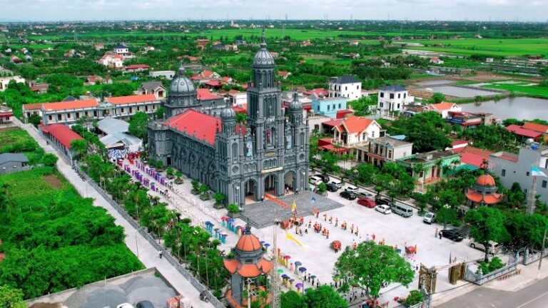 Cha Giuse Phạm Văn Duy dâng Thánh lễ Mở tay