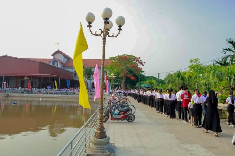 Văn Giáo thay mặt giáo phận chầu Thánh Thể