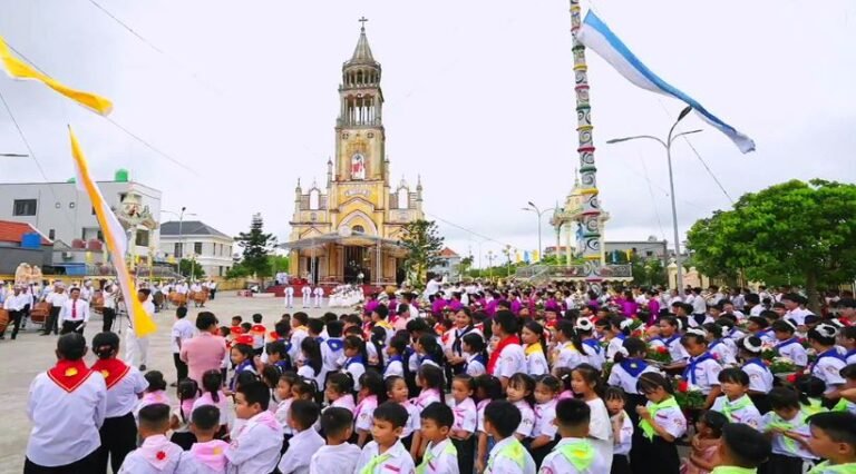 Gx. Giáo Phòng khai mạc tháng hoa