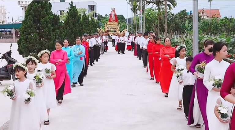 Họ Lạc Nội (xứ Thuận Thành) dâng hoa kính Đức Mẹ