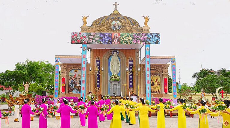 Giáo họ Đồng Tâm (xứ Đại Đồng) dâng Hoa kính Mẹ