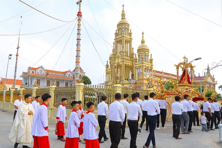 Gx. Lạc Nam dâng hoa kính Đức Mẹ