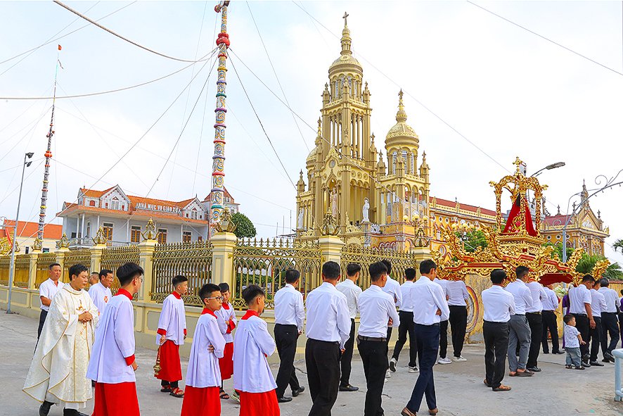 Read more about the article Gx. Lạc Nam dâng hoa kính Đức Mẹ