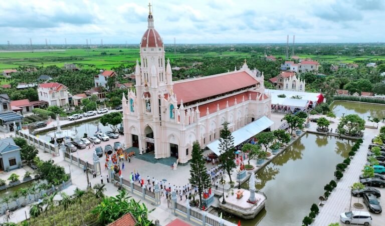 Cha Vinhsơn Phạm Văn Thiên dâng Thánh lễ mở tay