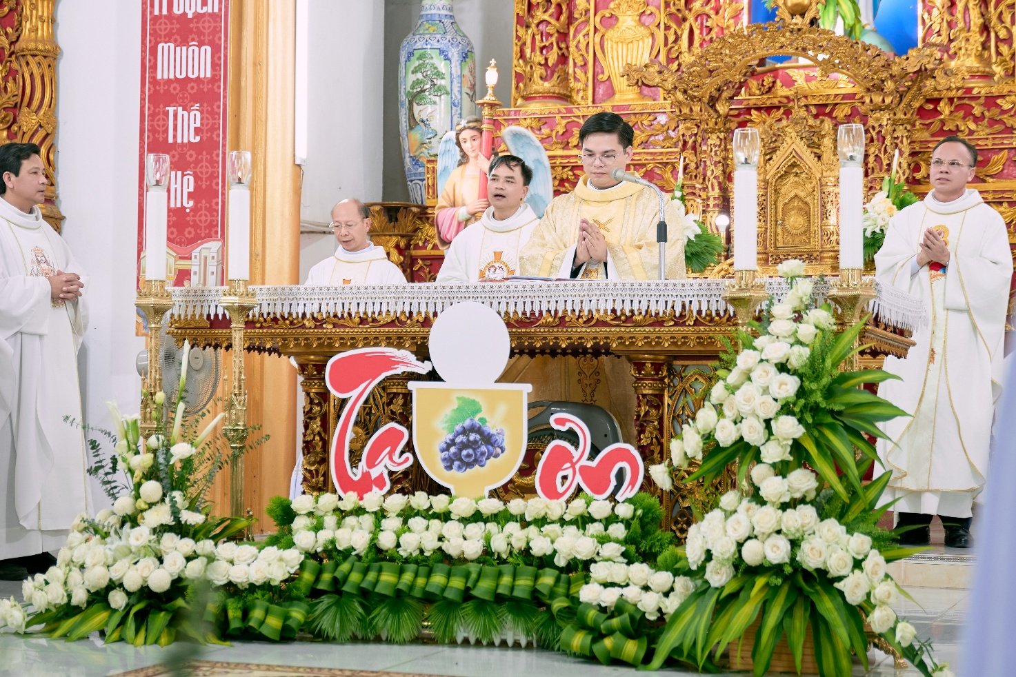 Read more about the article Cha Giuse Trần Văn Hợp dâng Thánh lễ Mở tay