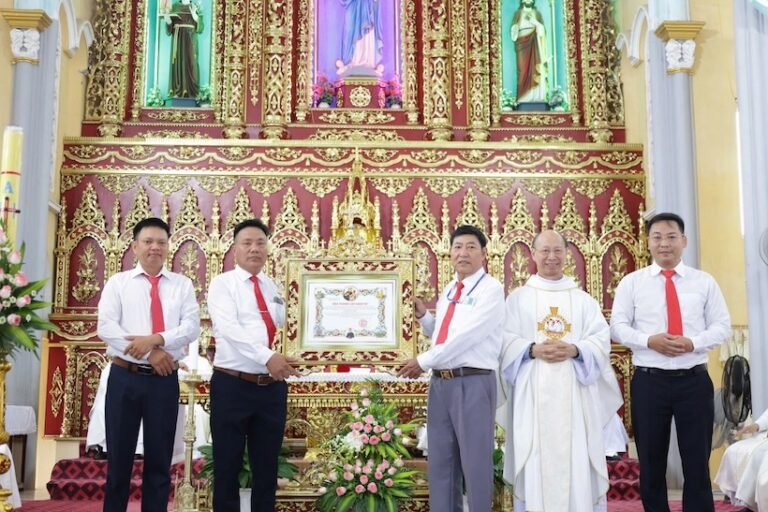 Gx. Tân Châu mừng công nhà Mục vụ và đón sắc